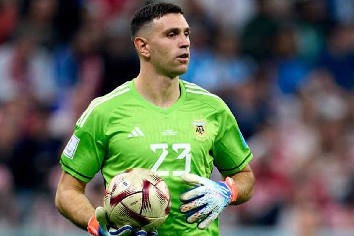 Aston Villa Incar Bek Muda Argentina, Martinez Ikut Andil