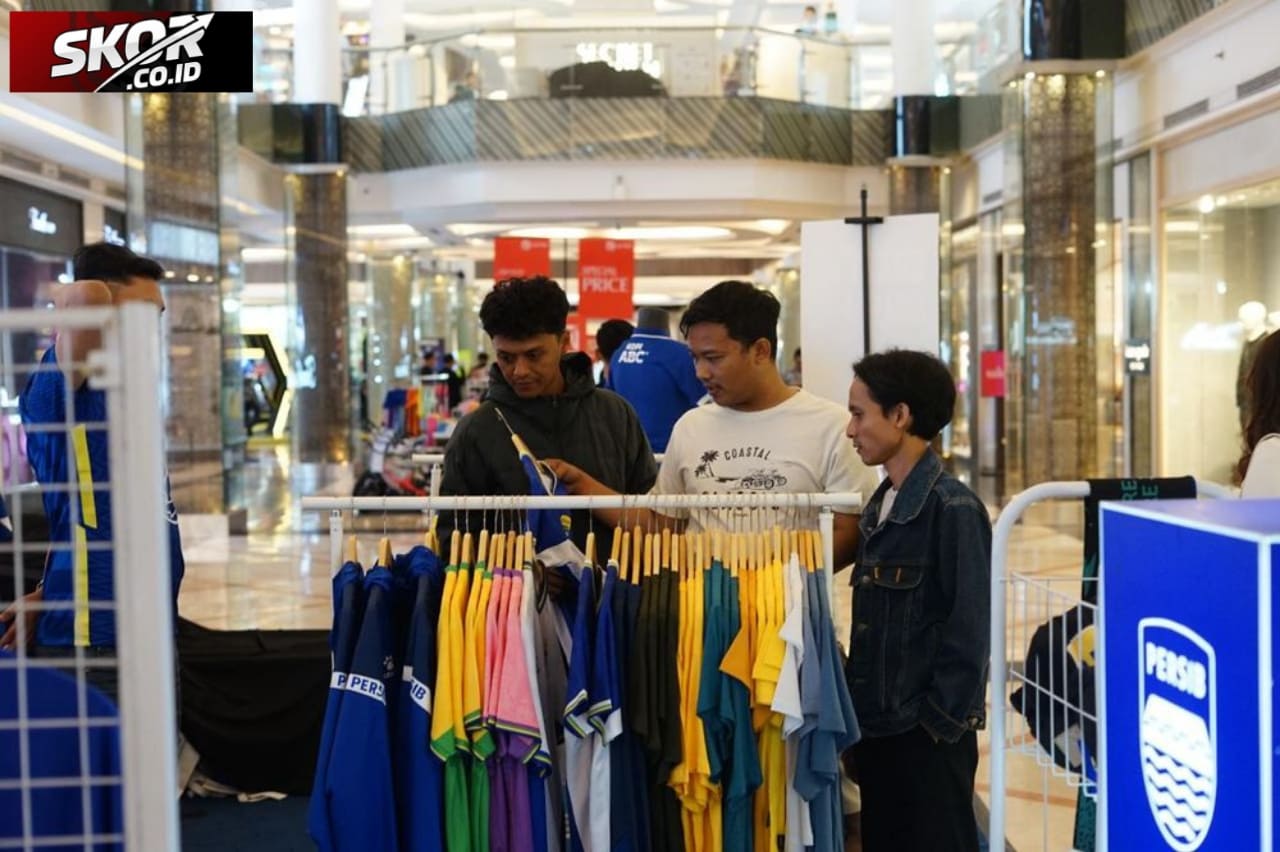 Bobotoh Serbu Persib Store Yang Hadir Di TSM Bandung