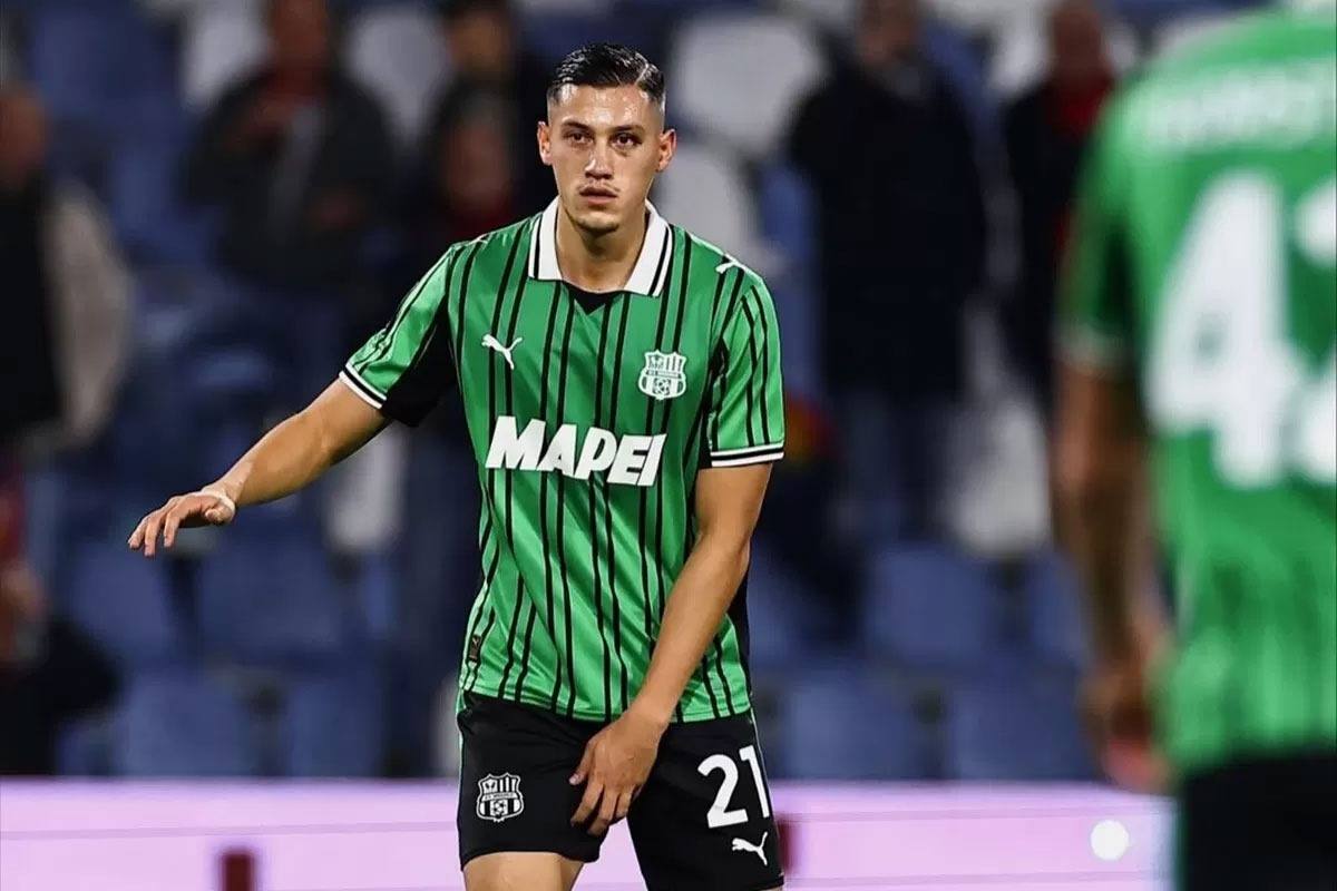 Jay Idzes Blok Tendangan Lawan Pakai Muka