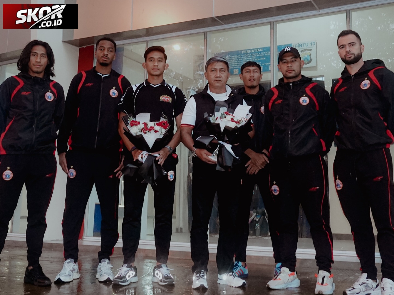 Pemain Persija Ziarah Di Depan Pintu Masuk Kanjuruhan